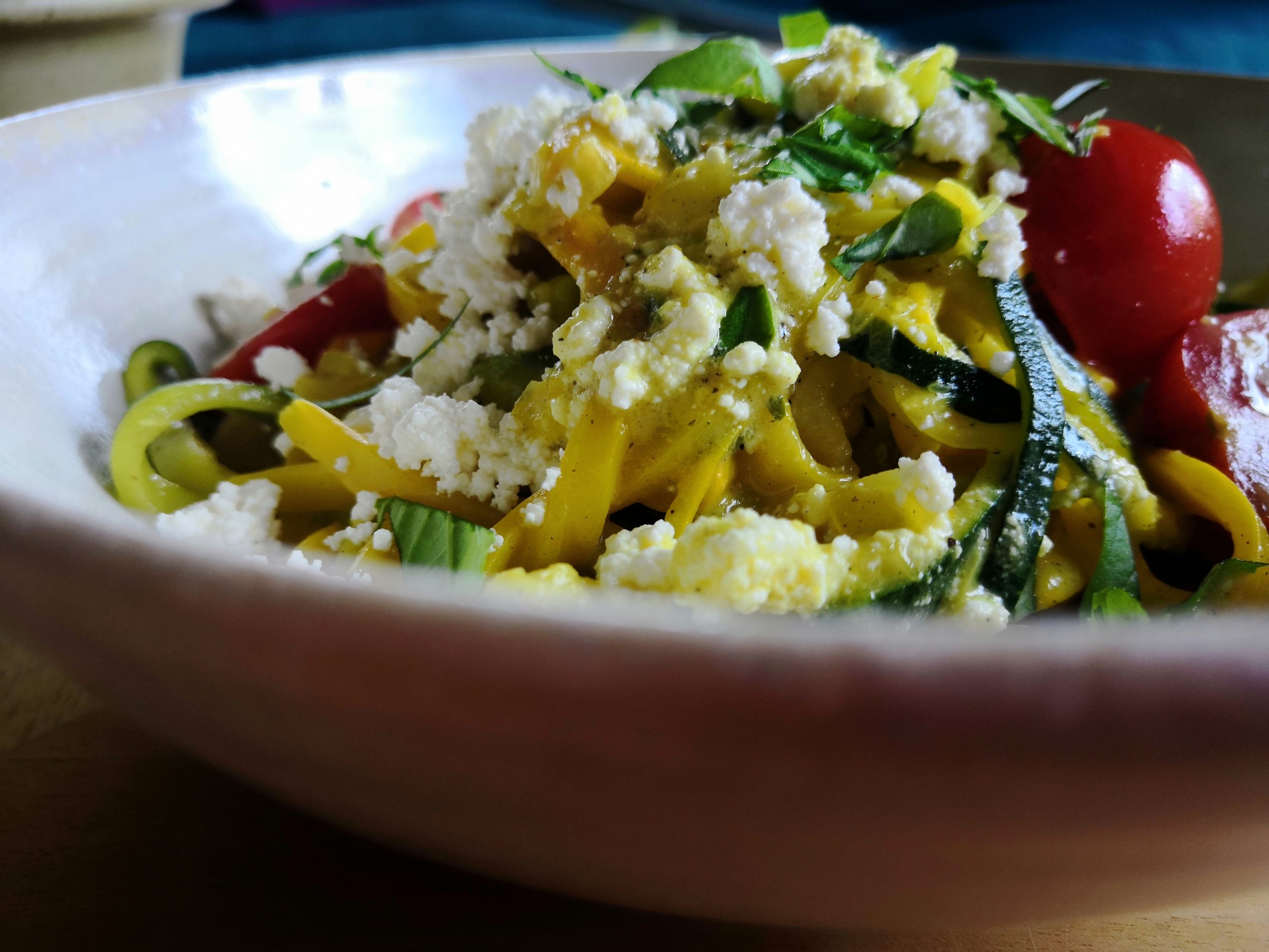 Zoodles – Zucchininudeln mit Safransoße und Ricotta