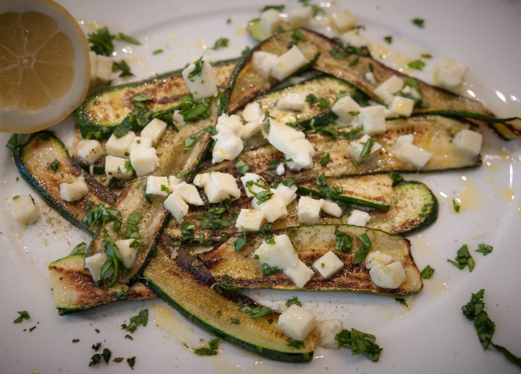 Lauwarmer Zucchinisalat mit Minze und Mozzarella - Meine Kostbarkeiten