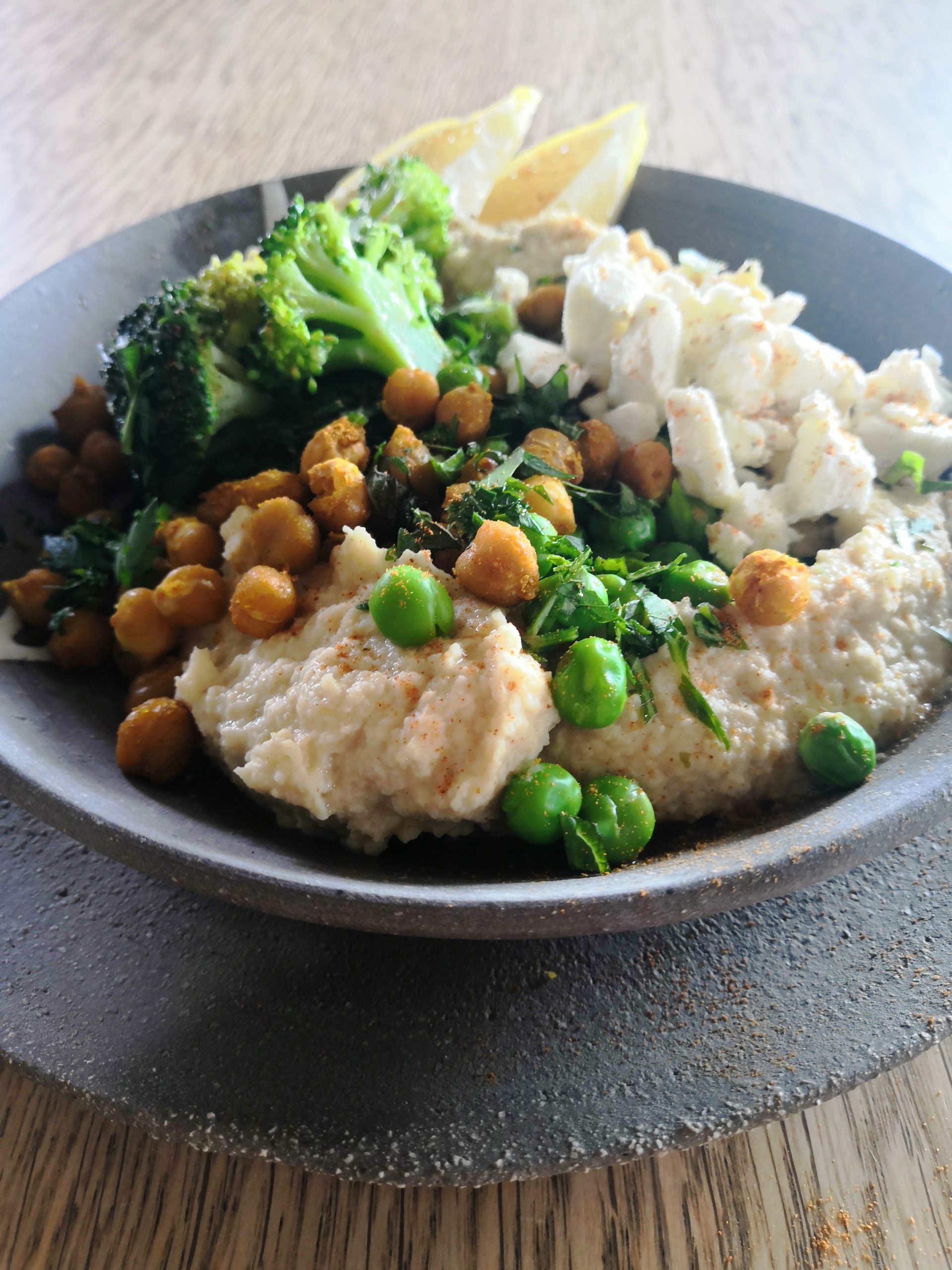 Brokkoli Bowl mit Sellerie-Hummus