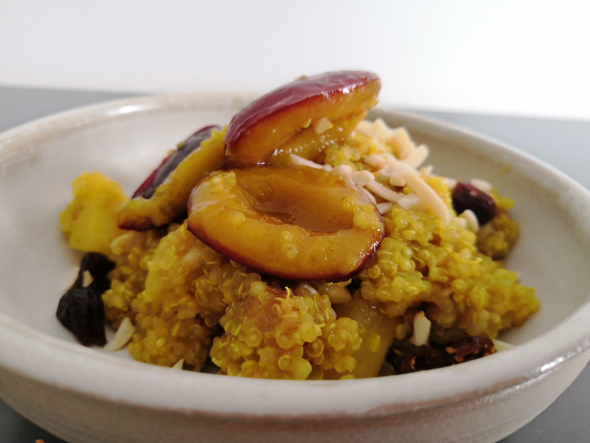 Quinoa Porridge mit karamellisierten Zwetschgen