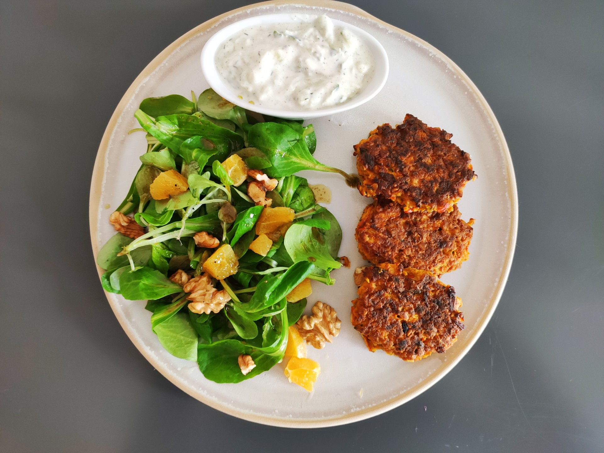 Kürbis-Bratlinge mit Gurkenquark