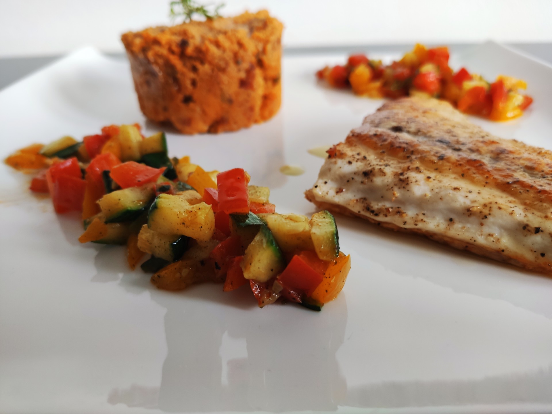 Wolfsbarsch mit Tomatensoufflé