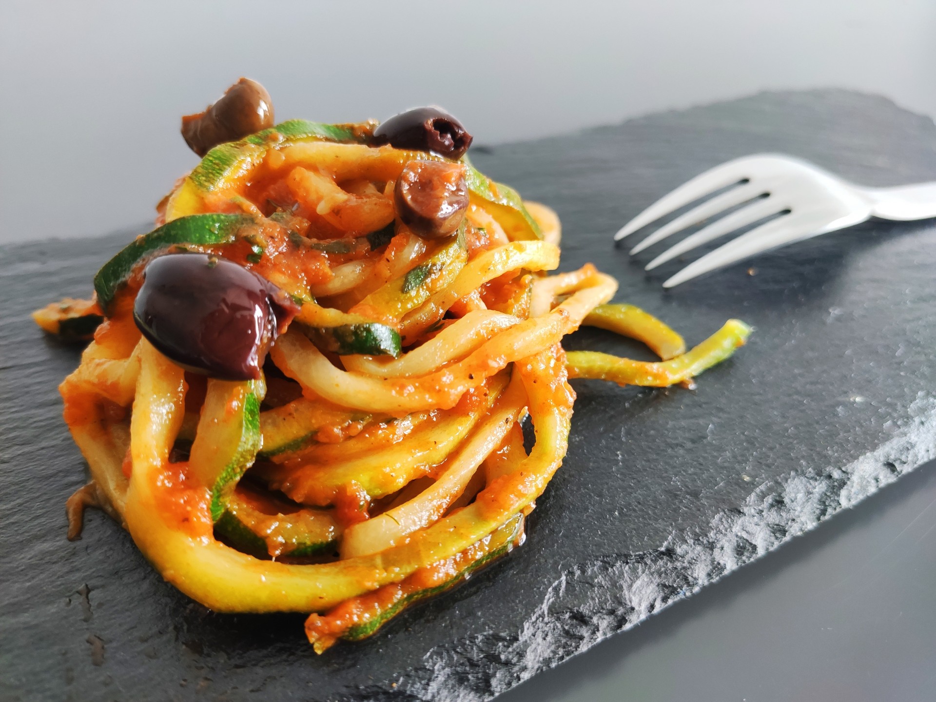 Zoodles in Tomatensoße