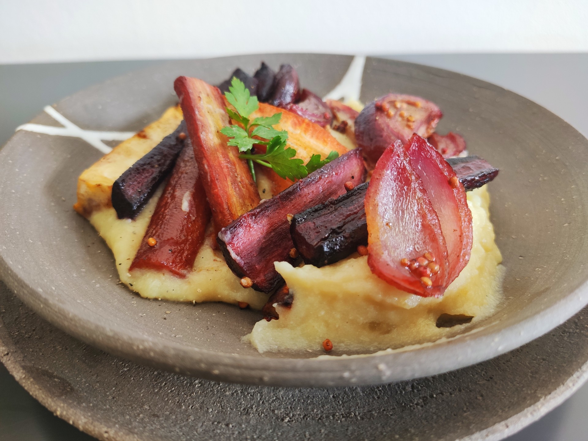 Wurzelgemüse in Senfmarinade auf Sellerie-Kartoffelpüree