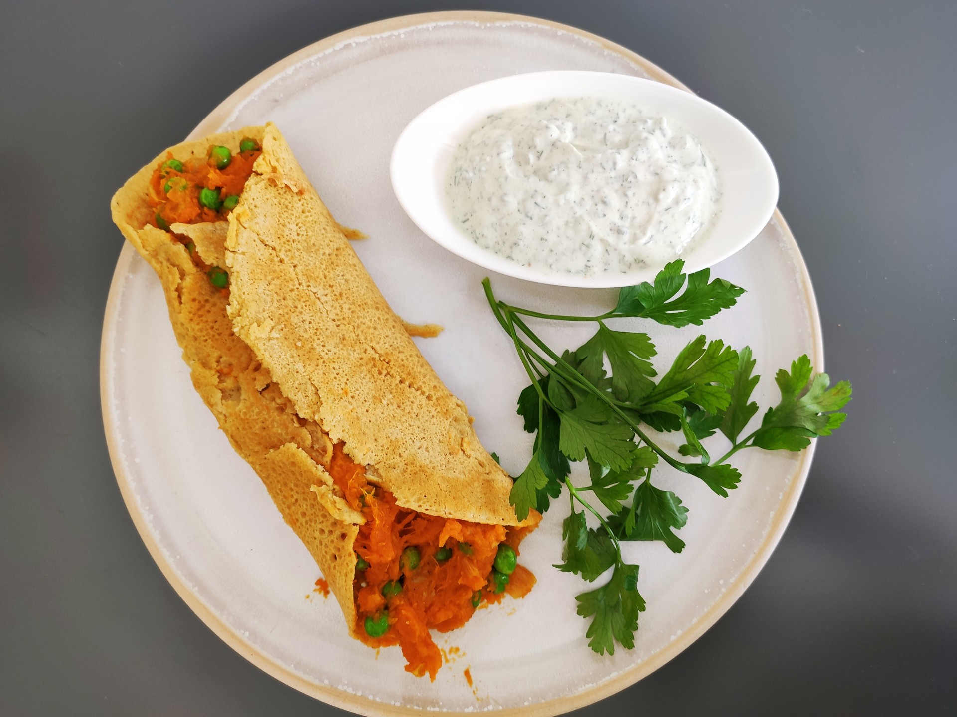 Kichererbsen -Pfannkuchen mit Süßkartoffeln